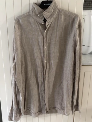 Linneskjorta  - Beige linneskjorta köpt på Brothers flera år sedan. Storlek XL men kan funka som en L också. 