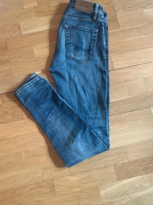 Jack and jones jeans - Säljer nu ett par riktigt fina jeans från jack and jones | Skick: 8/10, jeansen är använda men har inga slitningar eller hål | Jeansen är i storlek 30/32 | Hör av er vid fler frågor eller funderingar 😊