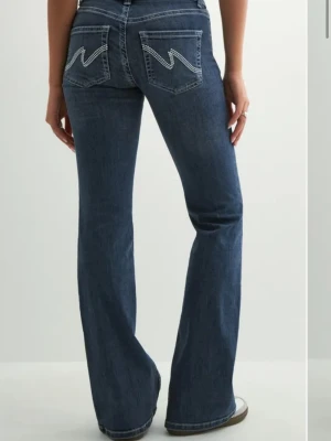 Low waist bootcut jeans - Lowwaisted stitch bootcut jeans ifrån Nelly i storlek 34! Precis som nya, bara lite lite avtrampade (se sista bild) knappt märkbart.  Superfina detaljer på bakfickorna och med en jättefin passform.