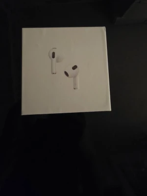 Apple AirPods 3 gen:4 - Säljer ett par Apple AirPods 3. Förpackningen är helt oöppnad och hörlurarna är aldrig använda. Detta är modellen utan silikonkuddar (öppen passform), vilket ger en bekväm känsla i örat. Perfekta som present eller för dig som vill ha ett helt nytt par till ett bra pris. Skick: Helt nya, oöppnad förpackning Modell: Apple AirPods 3 (3:e generationen)