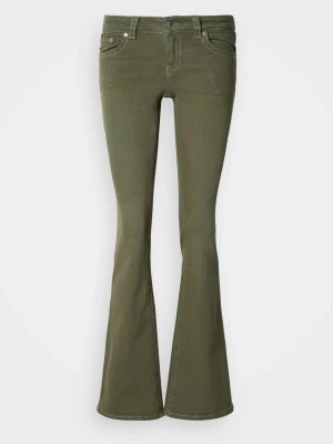 Olivgröna bootcut jeans - Snygga olivgröna jeans med bootcut passform och klassiska fem fickor. Jeansen har dekorativa kontrastsömmar och en ficka bak med knappdetalj. Tillverkade i ett mjukt bomullsmaterial med lite stretch för extra komfort.