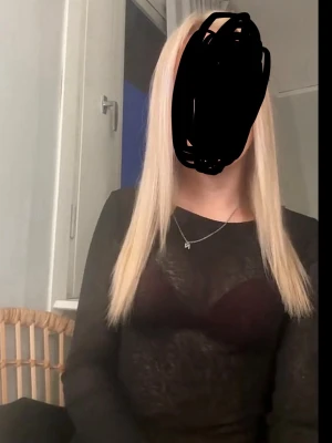 Svart mesh långärmad topp - Transparent svart mesh topp med lång ärm och tight passform. Perfekt för lager-på-lager och ger en edgy vibe till din outfit. Enkel och stilren design utan extra detaljer.