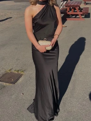 Balklänning  - Säljer nu min fantastiska balklänning! Den är bra i längden för mig som är 165 men hade även kunnat passa någon som är upp till ca 170💛🧡 Den har ett släp som tillför så mycket till klänningen. Passar super bra för en studentbal, 9:ans bal eller bara om du ska på en finare tillställning! Nypris: ca 3700