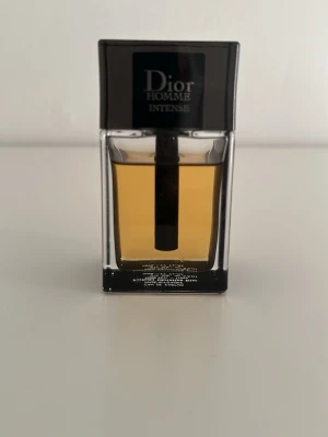 Dior Homme Intense  - Dior Homme Intense 2011 är en lyxig herrparfym. 50 ml flaska. Ungefär 40 ml kvar kanske lite mer. Säljes för jag ej använder den längre. Kontakta mig om du har frågor.