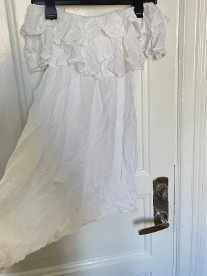 Vintage tub blus - Vit vacker söt blus ifrån Mirelle. Bra skick vart i en garderob i många år. Så söt och passar till så mycket ☺️😍 sitter bra som storlek S också.