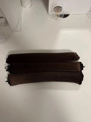 Heatless Hair Rollers – Nya/Oanvända - Hair rollers från SHEIN. Aldrig använda och i nyskick. Perfekta för att skapa fina, värmefria lockar. Skonsamma mot håret och enkla att använda. Säljs eftersom de inte kommer till användning. Färg: brun. Skickas snabbt! ✨🤎