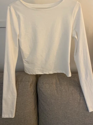 Vit långärmad croppad topp - En enkel och stilren vit långärmad topp med croppad passform. Lämna gärna prisförslag!💕strl M men passar S