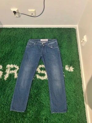 Jacob Cohen W30 - Säljer Jacob Cohen jeans i storlek: W30. Sommarversion, lite tunnare och extremt sköna. Äkta. Skriv för frågor, pris kan diskuteras. Nypris: +-6000kr