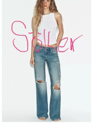 Blå slitna raka jeans med hål från Zara  - SÖKER dessa jeans från Zara i storlek 34. Snälla hör av dig om du har dom. 