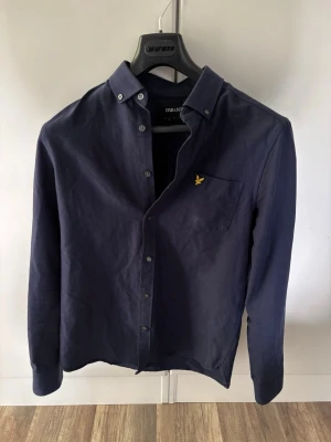Mörkblå skjorta från Lyle & Scott - Snygg mörkblå skjorta från Lyle & Scott, skick 8/10, storlek S, hör av dig om du har någon fråga!