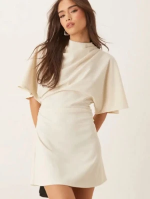 Beige sommarklänning - Jag säljer en jätte fin beige kortklänning från ASOS, som är perfekt nu till sommaren💫 Säljer då den tyvärr inte passar mig. Första bilden är från ASOS egna hemsida, resten är mina. Klänningen har rynkade detaljer på båda sidor av midjan och på ena axeln. Nypris: 540kr. Helt oanvänd, bara provad. Skriv gärna om du har frågor! Klänningen kan behövas strykas lite innan användning. Kan diskutera priset!
