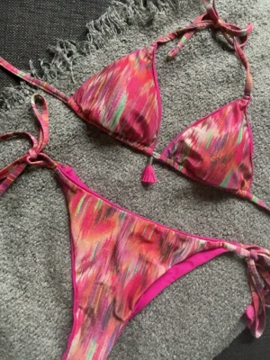 Calzedonia bikini  - Superfin rosa mönstrad bikini, storlek s. Använd en gång💗Passar både som en xs och s