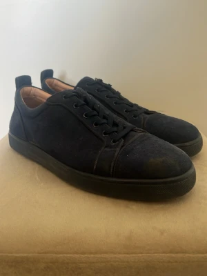 Mörkblå mockasneakers med svarta sulor - Snygga mörkblå sneakers i mocka med svarta gummisulor och matchande mörkblå skosnören. Låg modell med stilren design och ljusbrunt innerfoder. Perfekta för dig som gillar en clean och klassisk look. Lådan finns tyvärr inte kvar