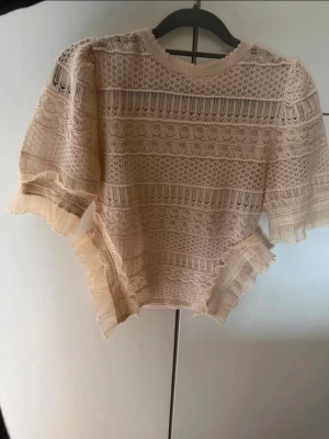 Zara Topp - Sjukt cool zara topp! perfekt nu till vår och sommar😍 knappt använd! St M men jag bär oftast st S/XS