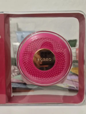 Foreo UFO mini - Foreo UFO mini LED Thermo Activated Smart Mask i färgen fuchsia. Helt ny! Fortfarande plomberad. Denna enhet är utformad för att ge en ansiktsbehandling på 90 sekunder.Den använder termoterapi (värme) för att öppna porerna och öka absorptionen av aktiva ingredienser från masken.Enheten har inbyggt RGB LED-ljus för att behandla olika hudproblem som åldrande och trötthet.Den använder patenterad T-Sonic-teknik för att ge en mjuk ansiktsmassage och förbättra hudcirkulationen.