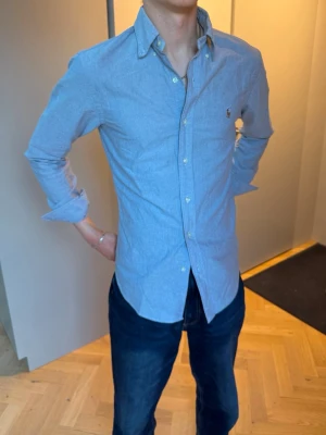 Grå skjorta från Ralph Lauren - Grå skjorta från Ralph Lauren i slim fit.
