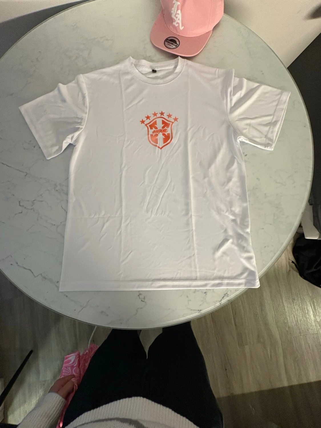 Vit t-shirt från Asedunk med tryck