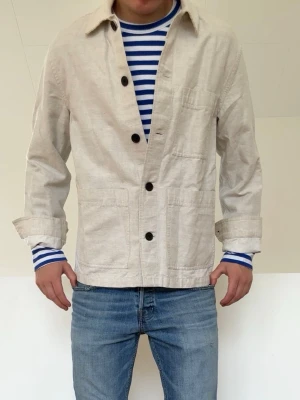 Vit/Beige overshirt - Vit/Beige Overshirt i strl M men sitter som en S. Bra skick hör gärna av er vid frågor elr funderingar!!