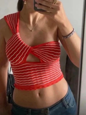 One shoulder topp från Zara - Säljer denna coola och snygga one shoulder topp från Zara i korall. Aldrig använd och den finns inte att köpa längre. Den är i storlek S men skulle säga att den passar de med både S och de med xs då materialet inte är så stretchigt. Priset kan diskuteras!