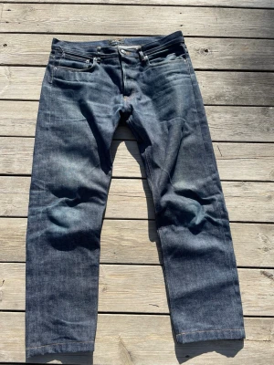 A.P.C. Selvedge jeans (nyskick) - Säljer ett par riktigt stilrena selvedge A.P.C. jeans med ruggigt feta fades, jeansen är i riktigt bra skick och nästan aldrig använda eller tvättade. 