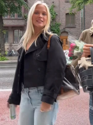Svart cropped trenchcoat från H&M - Jättefin trenchcoat från hm, använd en gång i nyskick 