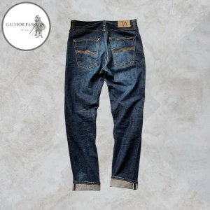 Nudie jeans selvedge Steady Eddie - Nudie Jeans selvedge Steady Eddie.  Snygga jeans som börjat utvecklat fin patina & personlig karaktär över tid. Selvedge/raw denim från Nudie är kända för att bli snyggare ju mer de används, med unika fades som formas efter bäraren. Många ser äldre selvedge modeller som en investering då välutvecklad patina och snygg wear gör dem mer eftertraktade med tiden. Skick 9/10 inga defekter. Strl W30 Längd skräddarsys efter önskemål. Hör av dig för mått! Liknande säljs för 1000–3000. Följ för rabatt! 