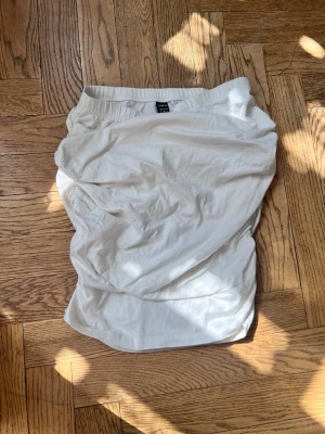 Vita topp - Säljer ett par vita topp Passar dig som gillar en clean och avslappnad look.