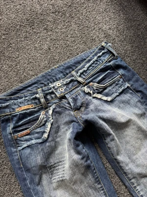 Jeans  - Skit snygga y2k lowaist bootcut jeans ! <3 midjemått = 38cm innerbenslängd = 77cm 💋liten fläck på baksidan men syns knappt och går säkert bort o tvätten! 