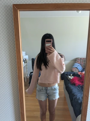 Ljusblå jeansshorts med rå kant - Säljer en söt rosa långärmad tröja. Från Vera moda i storlek xs. Pris kan självklart diskuteras och säljer då den ej kommer till användning. 