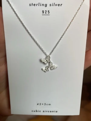 Fjärils halsband  - Detta är ett silver halsband från glitter som aldrig har använts och är helt rent och fint.