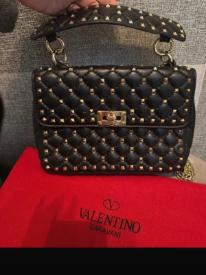 Valentino rockstudd väska - Galet snygg snarlik kopia av den populära valentino rockstudd väskan. Väldigt bra skick, dock så är lädern lite ”torr” vilket kan få den att se lite grå aktig ut  men som säkert går att fixa med någon typ av tygolja. Tycker dock inte att de syns mycket alls i verkligheten! Köpte för 3200kr, skriv vid eventuella frågor😊kommer med dustbag!