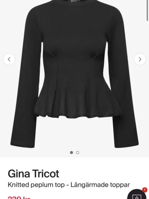 Svart/grå peplum topp från Gina Tricot - Trendig svart/grå peplum topp från Gina Tricot med lång ärm och rund halsringning. Toppen har en figurnära passform upptill och en volang nedtill som ger en snygg siluett. Perfekt att styla med både jeans och kjol. Har både en svart i storlek xs och en grå i s säljer båda i samma anons så säljer dom i samma annans så får skriva vilken av dom 