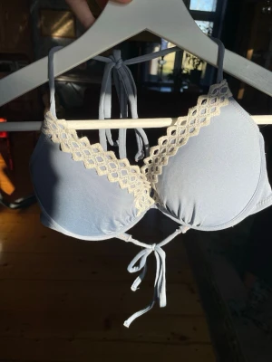 Babyblå bikinitop med ljusrosa sömmar - Fin bikinitopp i ljusblått med rosa sömmar och vit ”spets”kant ⭐️ 