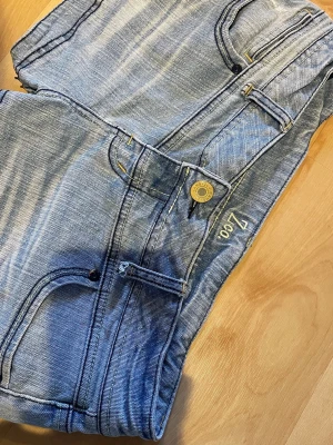 Ljusblå lågmidjade jeansshort - Fint skick! Midjemått ca 40 cm. Passar någon som har S/M