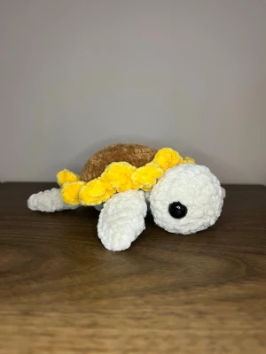 Virkad solros sköldpadda - Virkad solros sköldpadda i mjukt garn, cirka 14cm lång☺️