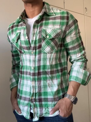 Rutig Nudie Jeans Skjorta - Säljer denna tvär feta nudie jeans skjortan! | Mycket bra skick | Storlek M men kan även passa S | Perfekt till det kommande varma vädret! | Modell 175cm, 69kg | 
