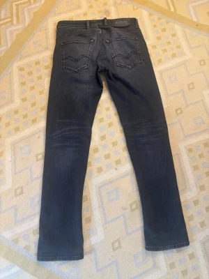 Replay Jeans 28/32 - Märke: Replay | Modell: Grover | Nypris 1600kr | Midjebredd är ca 36cm (28) & ytterbenslängden är 105cm (32), är ganska strechiga så passar bra även för större midjor | Skick: 8/10, enda är att lappen på insidan av byxan har åkt av i tvätten | Ställ gärna frågor eller funderingar! | Postas ifrån Stockholm⭐️