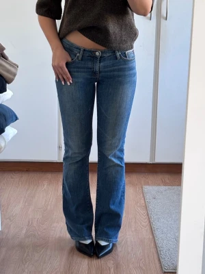 Lågmidjade blå jeans  - Lågmidjade snygga blå jeans  • märke: Big Star • midjemått: 39-40cm rakt över • innerben: 77cm • använda några gånger men inga defekter