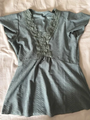 Söt blus - Supersöt grön blus. Passar perfekt nu till sommaren! 