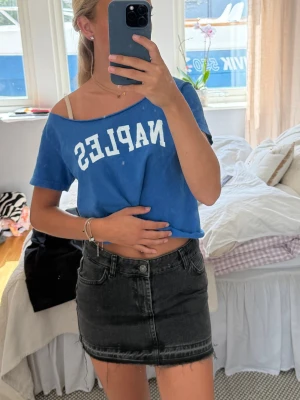 Grå jeanskjol - Säljer denna fina jeanskjolen med detaljer nedtill från Subdued. Nypris 500!! Helt i nyskick! Perfekt nu till sommaren!!