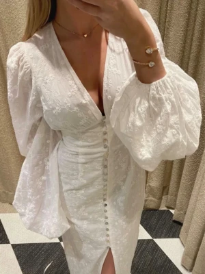 adoore klänning  - lång klänning från adoore 💓 köpt på sample sale, därav en knapp som ser lite ”blå ut” men inget som syns och märks, samt någon knapp som saknas men som bara går att sy ihop så är den som ny 💓 därav priset 💓 (helt oanvänd) 