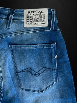  Replay Anbass - Snygga blå jeans från Replay med klassisk femficksmodell och raka ben. Jeansen har en cool tvättad look, detaljerad bakficka med broderi och Replay-logga på baklappen. Tillverkade i mjuk och slitstark denim som sitter skönt hela dagen.