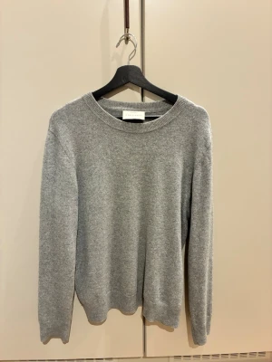 Cashmere tröja från A Day’s March - Mjuk och stilren grå stickad tröja från A Day's March i 100% cashmere. Använd några gånger och i bra skick. Nypris 1599
