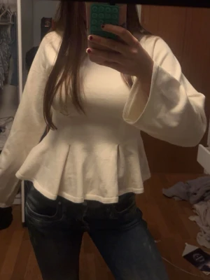 Vit peplum stickad topp - Snygg stickad volang topp som är helt ny utan prislapp! 