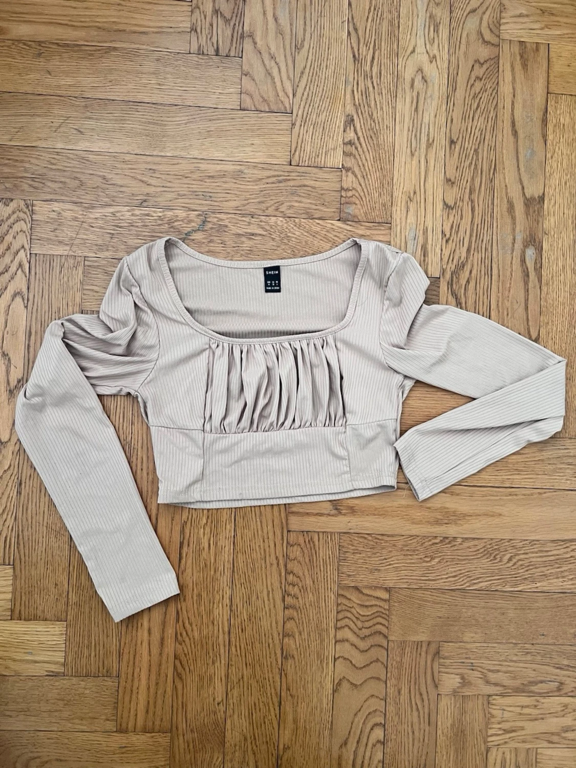 Beige ribbad topp