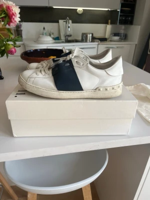 Valentino open - Valentino open skor. Allt på bilderna tillkommer. Storlek 44/45.