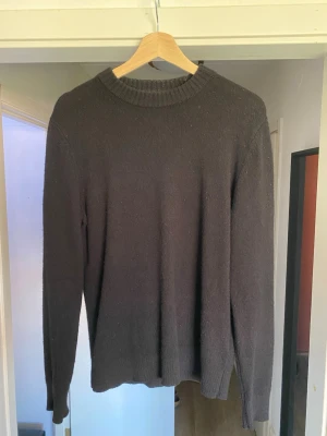 Svart stickad tröja Massimo Dutti - Svart stickad tröja från Massimo Dutti. Mix av ull och kashmir. Storlek M som sitter tajt så skulle kunna vara stor S.