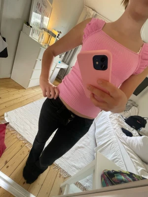 Rosa ribbad linnetopp från Only - Säljer en söt rosa ribbad linnetopp från Only med volangdetaljer på axelbanden. Toppen är ärmlös och har en fyrkantig ringning som ger en trendig look. Perfekt att matcha med jeans eller kjol för en perfekt sommar outfit🥰
