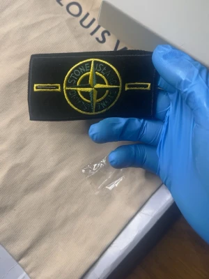 En svart badge - Helt ny. Har du frågor? Fråga gärna!