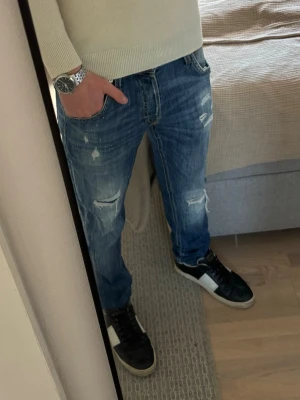 Sällsynta slim jeans slitningar Jack & Jones - Tja! Säljer dessa limiterade slim jeans från Jack & Jones | W30 | Jag på bilden är 183! | Hör av er vid minsta lilla fundering🙌